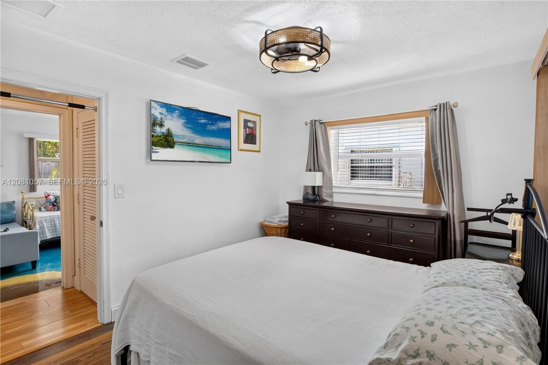 : $355,000 (2 beds, 1 baths, 884 Square Feet)