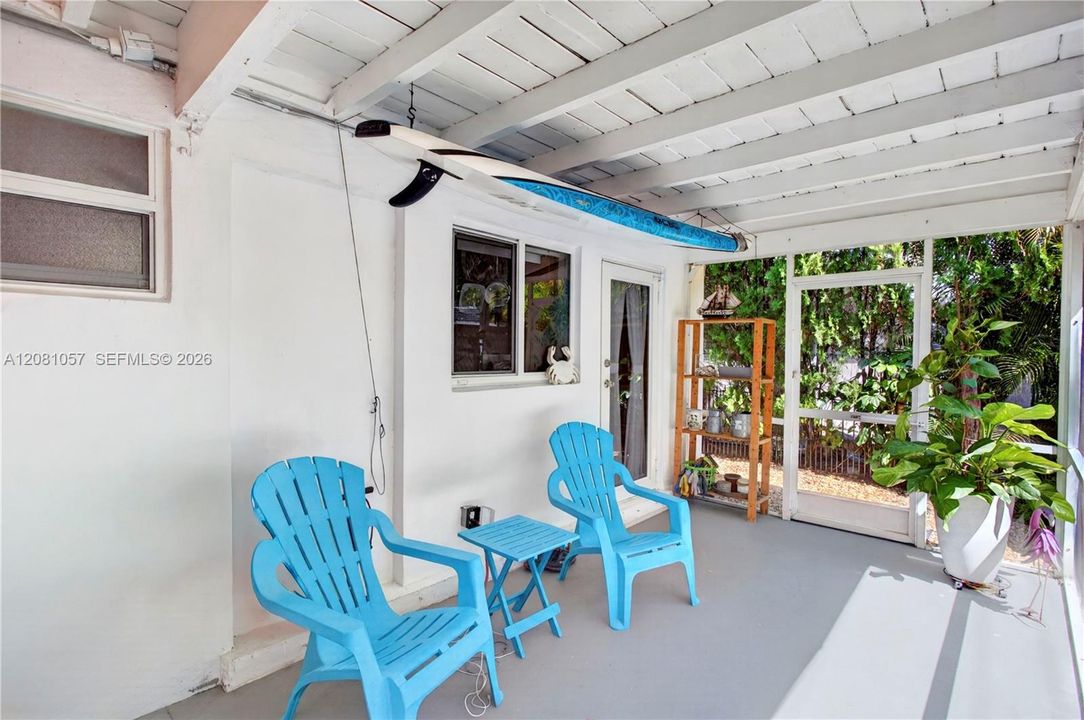 : $355,000 (2 beds, 1 baths, 884 Square Feet)
