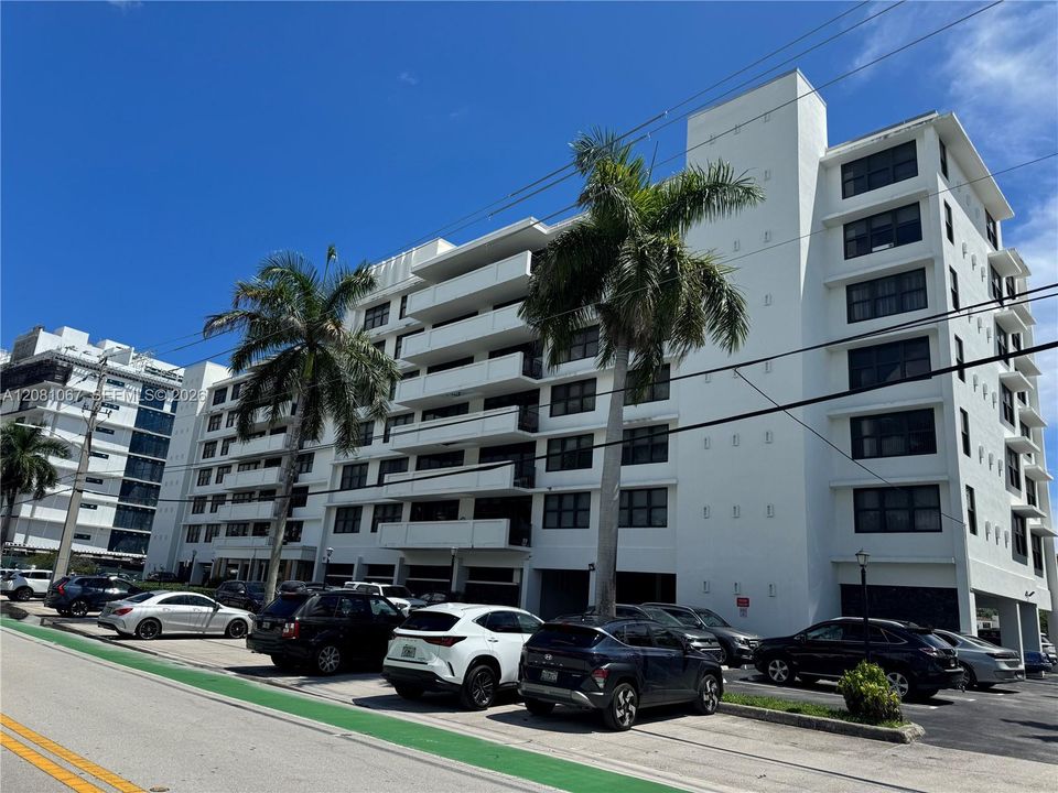 For Sale: $330,000 (1 beds, 1 baths, 1000 Square Feet)