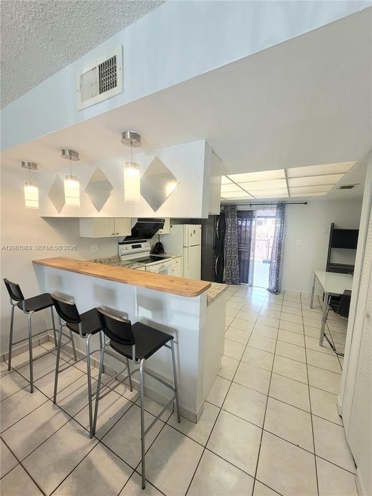 For Rent: $2,250 (2 beds, 2 baths, 871 Square Feet)