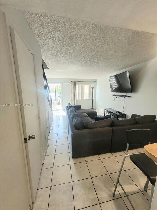 For Rent: $2,250 (2 beds, 2 baths, 871 Square Feet)
