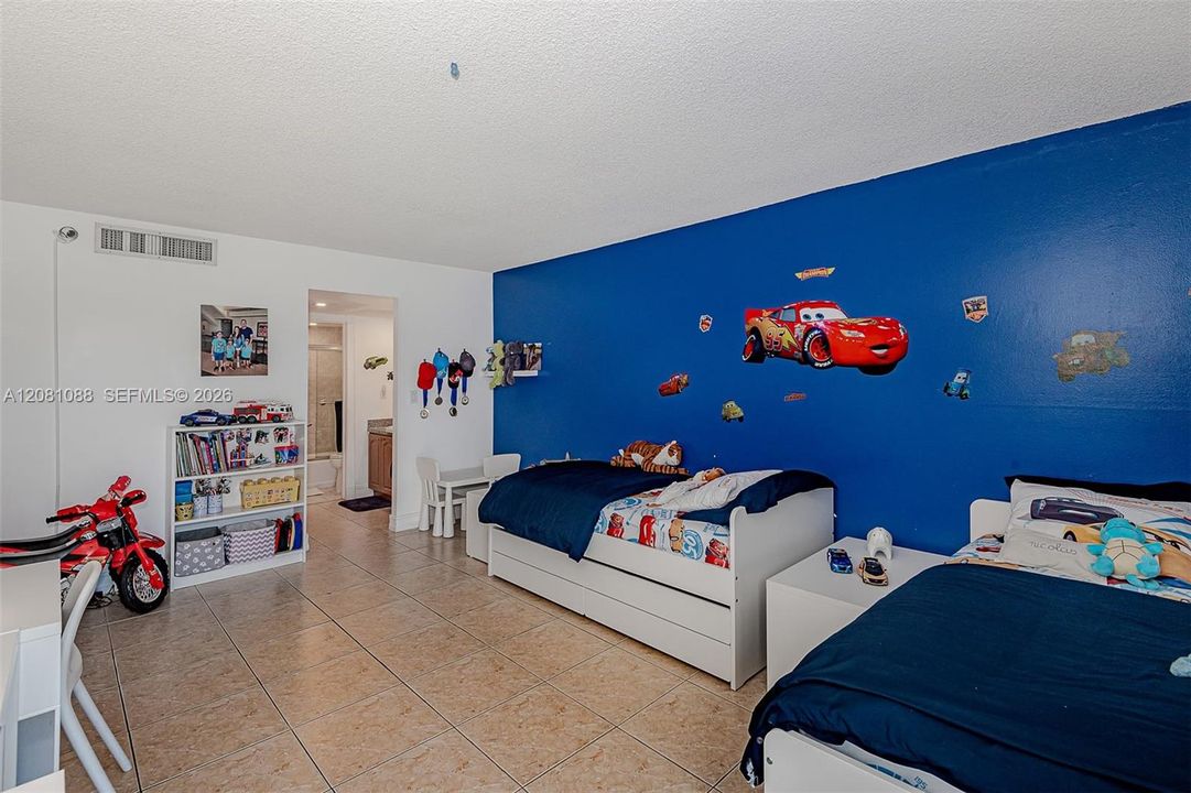 В аренду: $2,200 (2 спален, 2 ванн, 994 Квадратных фут)