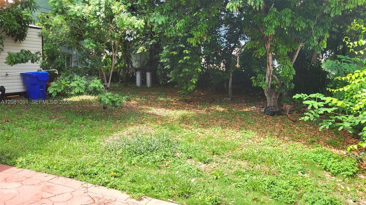 For Sale: $850,000 (3 beds, 3 baths, 1429 Square Feet)