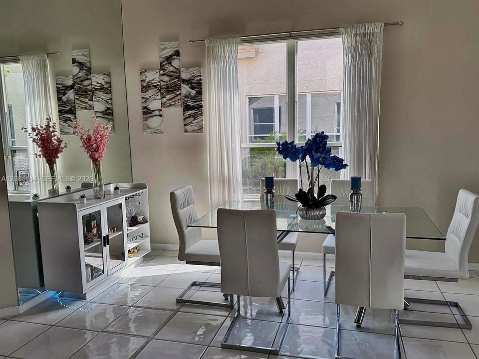 В аренду: $4,500 (3 спален, 2 ванн, 1787 Квадратных фут)