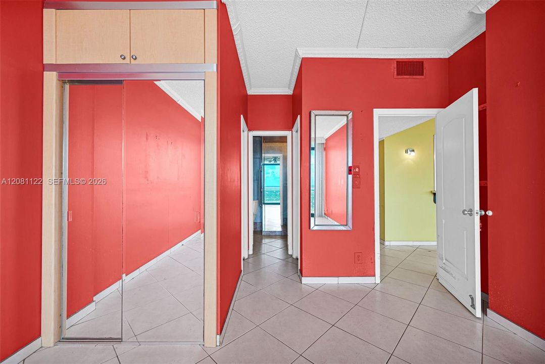 For Sale: $245,000 (1 beds, 1 baths, 832 Square Feet)