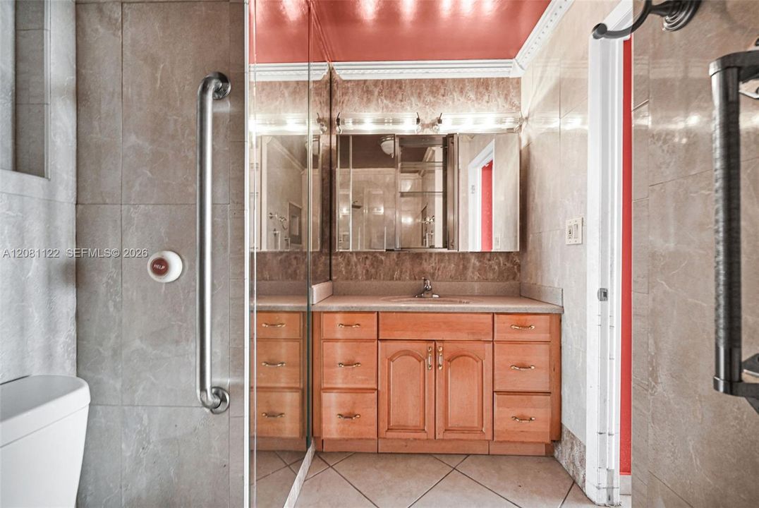 For Sale: $245,000 (1 beds, 1 baths, 832 Square Feet)