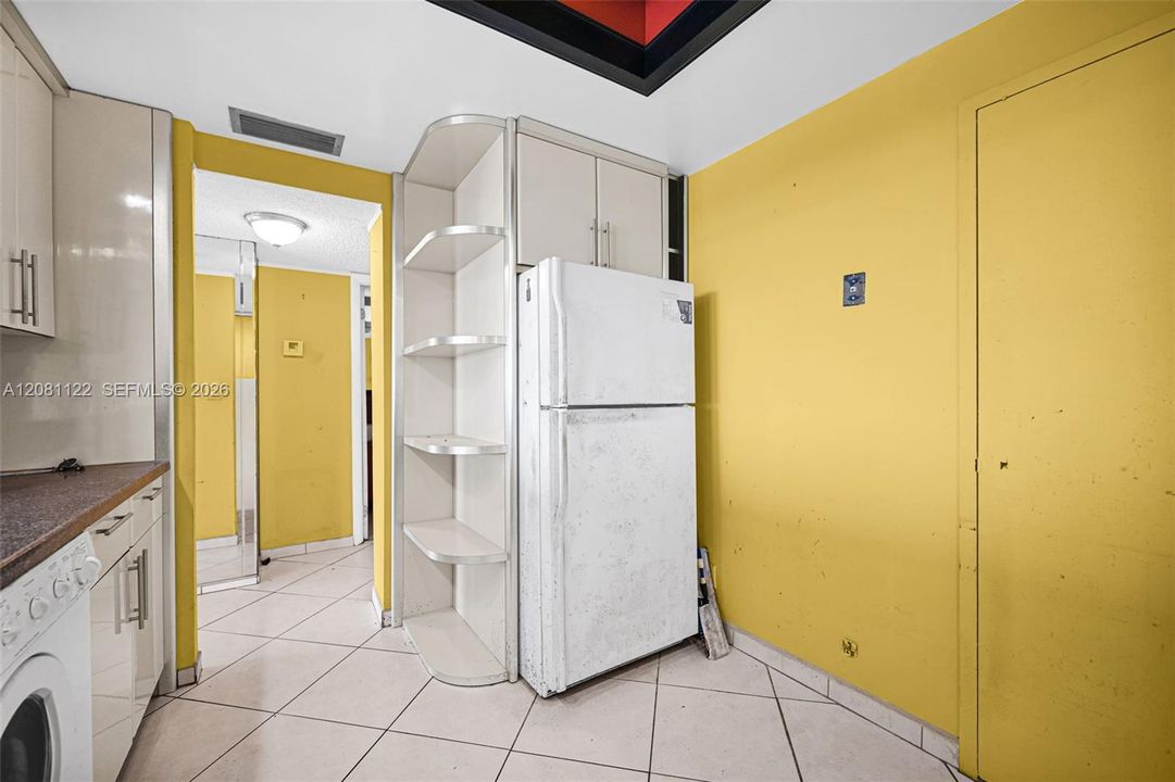 For Sale: $245,000 (1 beds, 1 baths, 832 Square Feet)
