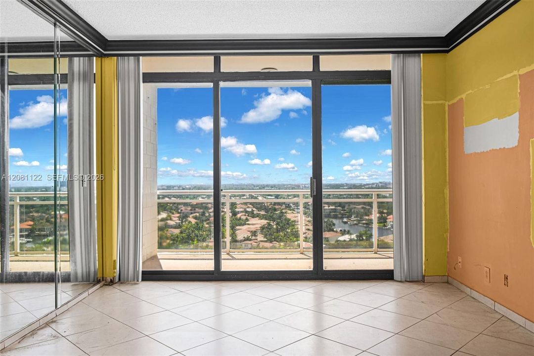 For Sale: $245,000 (1 beds, 1 baths, 832 Square Feet)