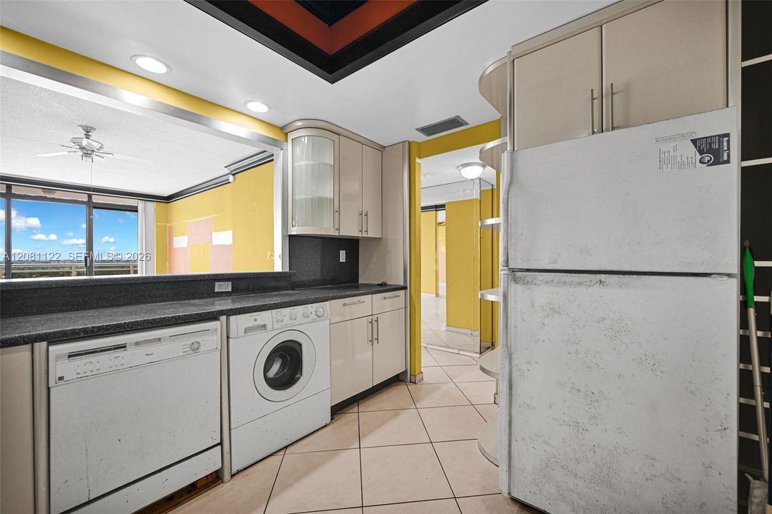 For Sale: $245,000 (1 beds, 1 baths, 832 Square Feet)