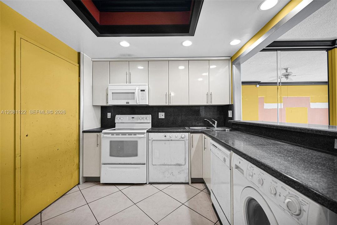 For Sale: $245,000 (1 beds, 1 baths, 832 Square Feet)