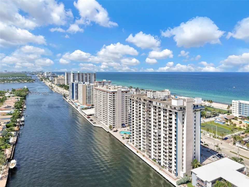 For Sale: $245,000 (1 beds, 1 baths, 832 Square Feet)