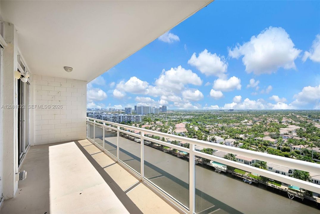 For Sale: $245,000 (1 beds, 1 baths, 832 Square Feet)