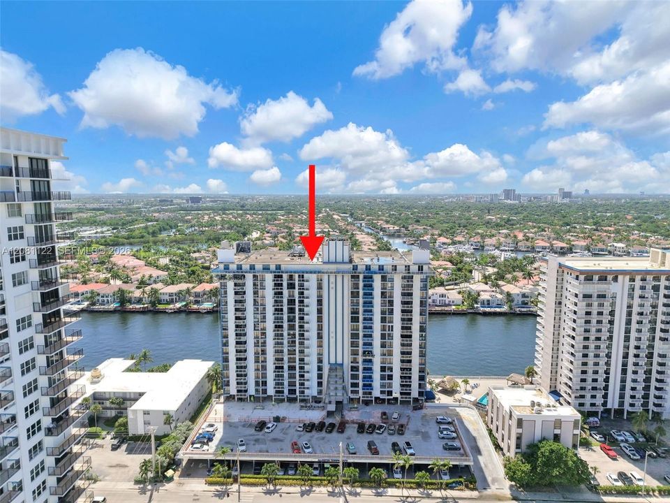 For Sale: $245,000 (1 beds, 1 baths, 832 Square Feet)