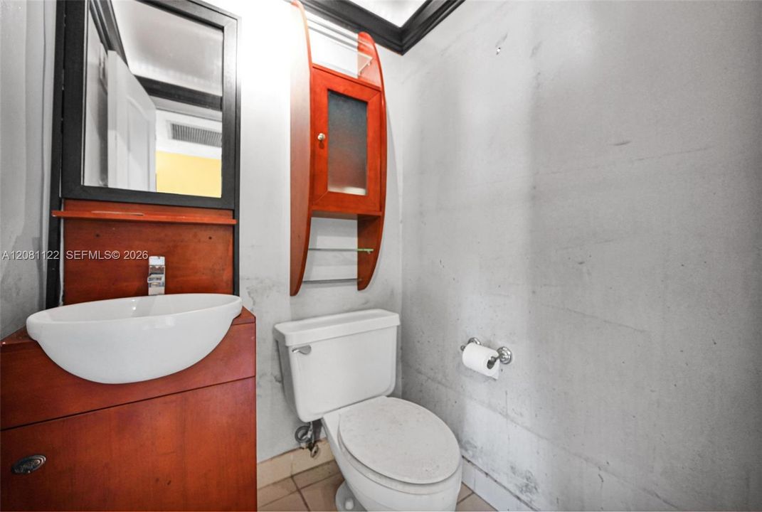 For Sale: $245,000 (1 beds, 1 baths, 832 Square Feet)