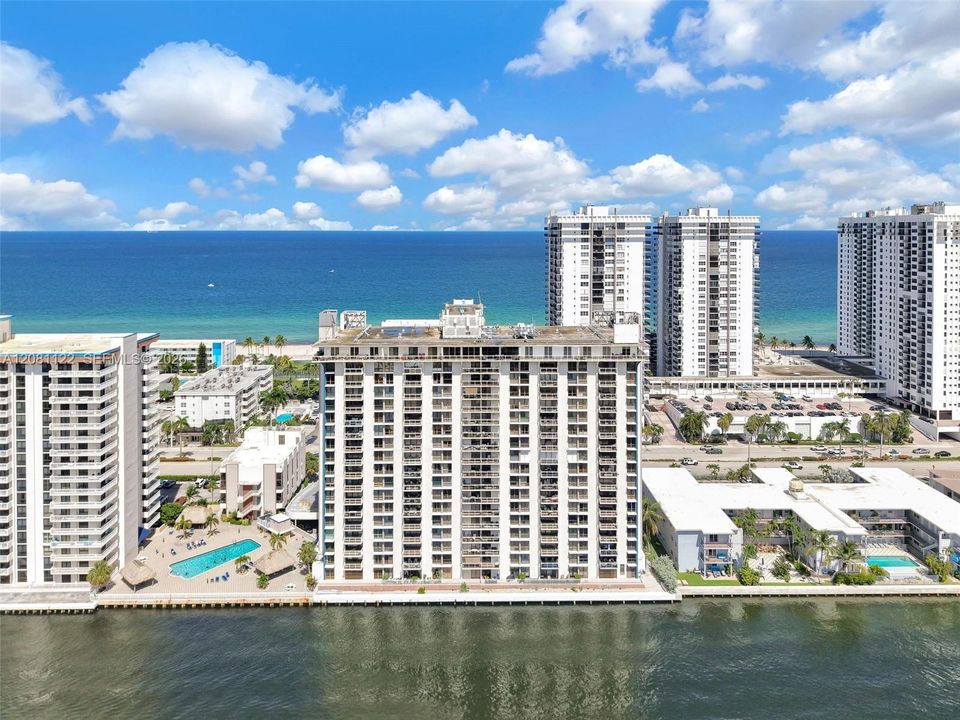 For Sale: $245,000 (1 beds, 1 baths, 832 Square Feet)