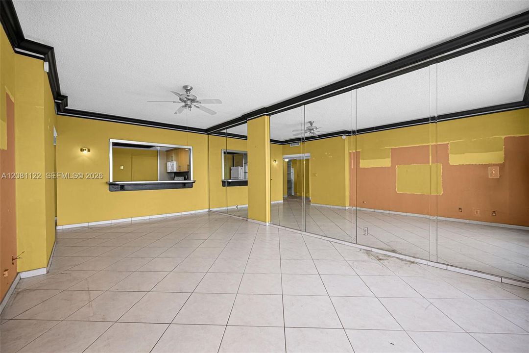 For Sale: $245,000 (1 beds, 1 baths, 832 Square Feet)