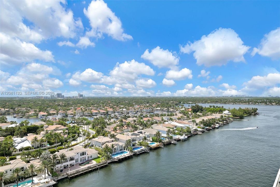 For Sale: $245,000 (1 beds, 1 baths, 832 Square Feet)