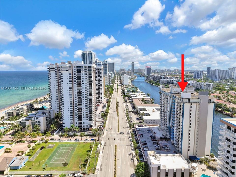 For Sale: $245,000 (1 beds, 1 baths, 832 Square Feet)