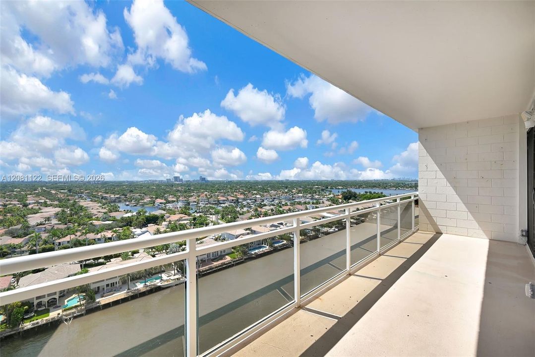 For Sale: $245,000 (1 beds, 1 baths, 832 Square Feet)