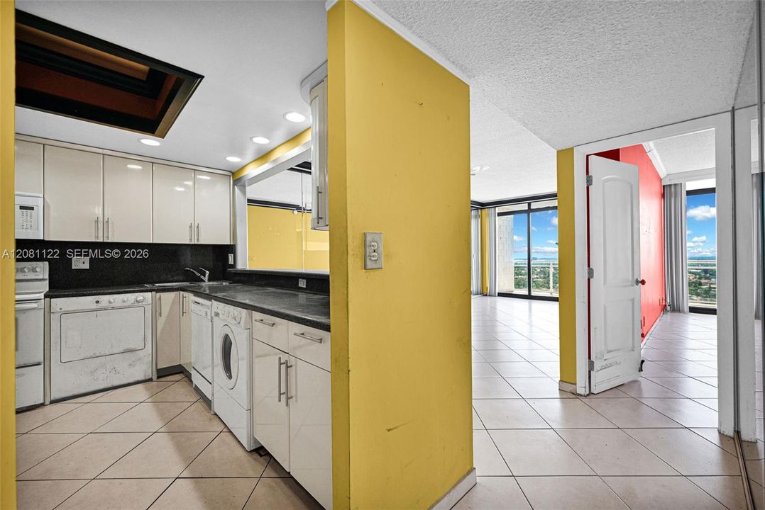 For Sale: $245,000 (1 beds, 1 baths, 832 Square Feet)