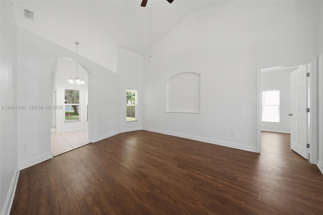 En Venta: $424,900 (4 camas, 3 baños, 2118 Pies cuadrados)