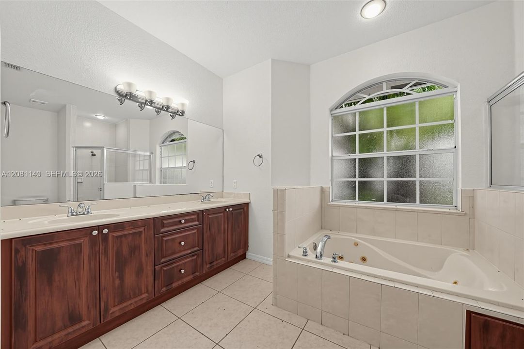 En Venta: $424,900 (4 camas, 3 baños, 2118 Pies cuadrados)