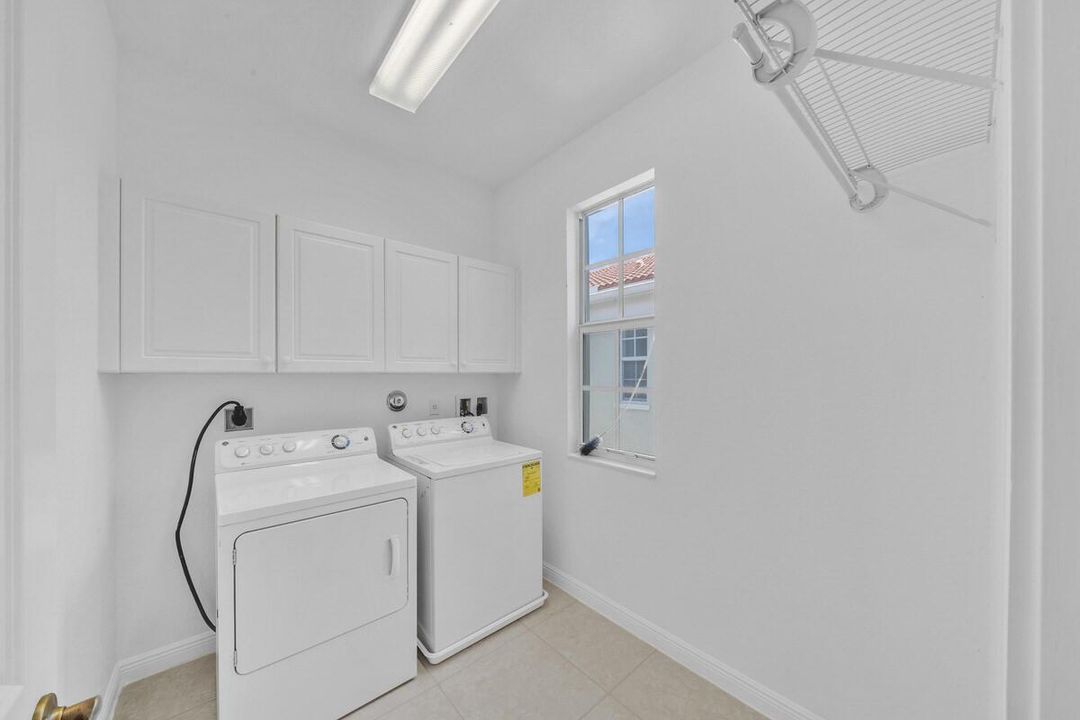17 Laundry Room (2)