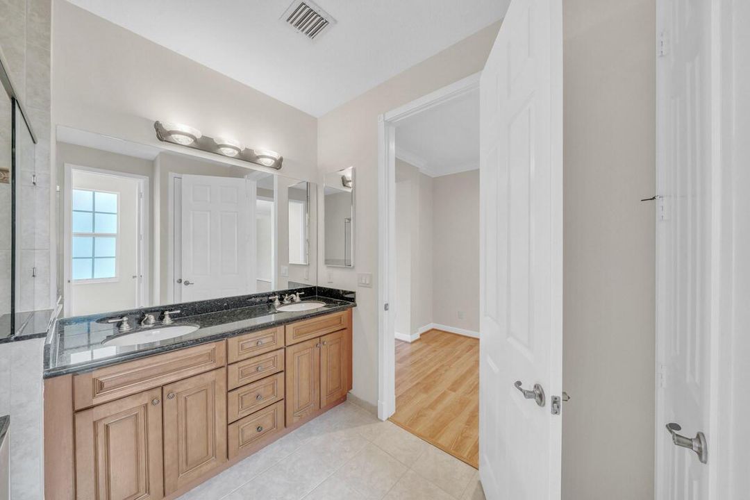 25 Primary Bathroom (5)