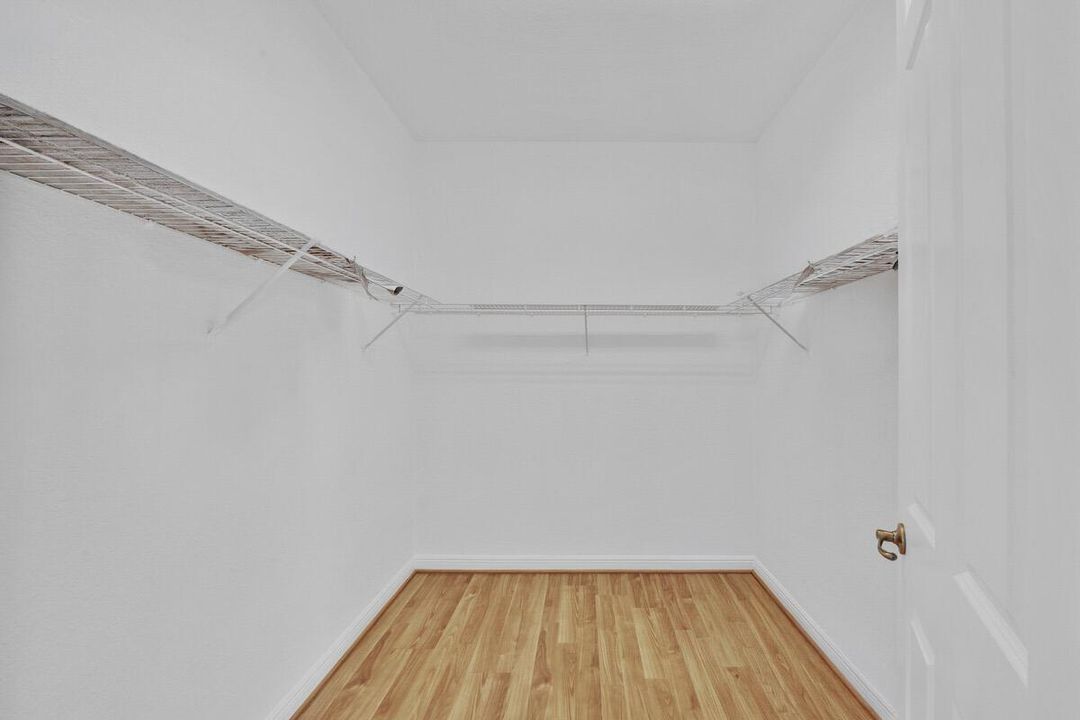 21 Guest Closet (2)
