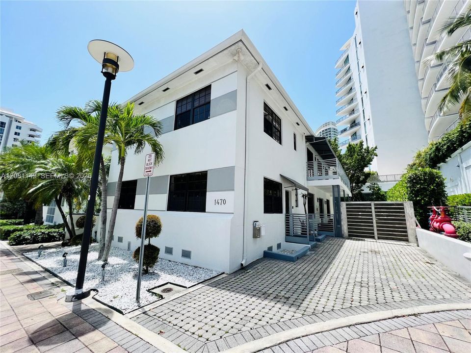 For Rent: $3,850 (2 beds, 2 baths, 1100 Square Feet)