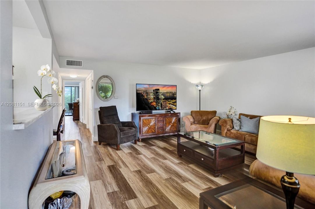 En Venta: $236,500 (2 camas, 2 baños, 1100 Pies cuadrados)
