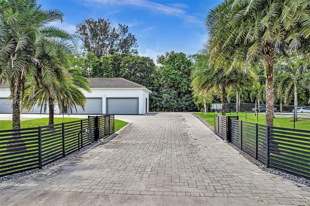 For Sale: $3,999,900 (4 beds, 3 baths, 4401 Square Feet)