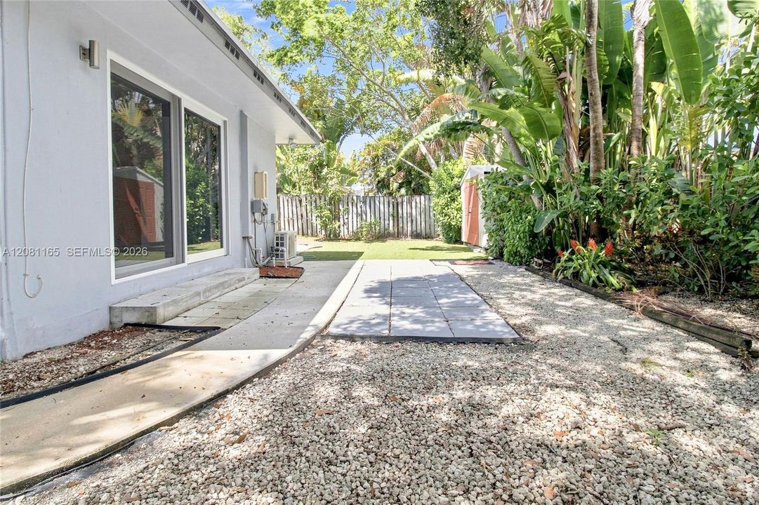 For Rent: $2,700 (2 beds, 2 baths, 950 Square Feet)