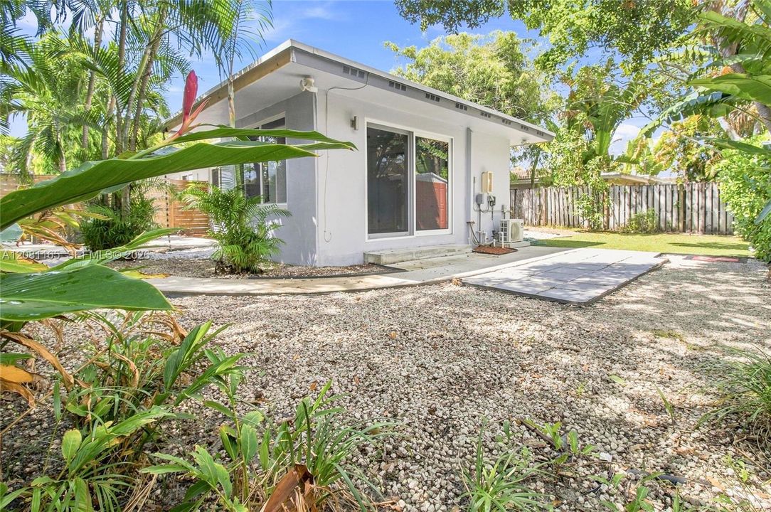 For Rent: $2,700 (2 beds, 2 baths, 950 Square Feet)