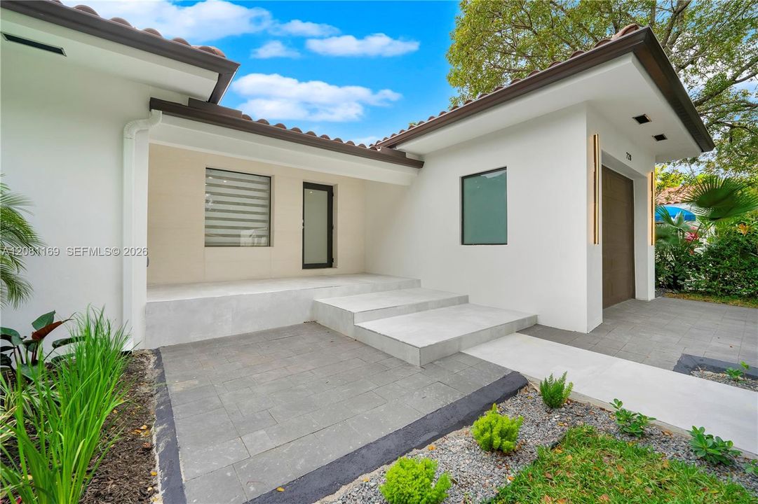 For Sale: $2,320,000 (3 beds, 3 baths, 1495 Square Feet)