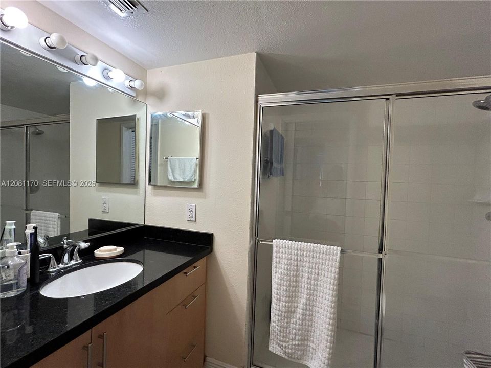 For Rent: $2,700 (2 beds, 2 baths, 994 Square Feet)