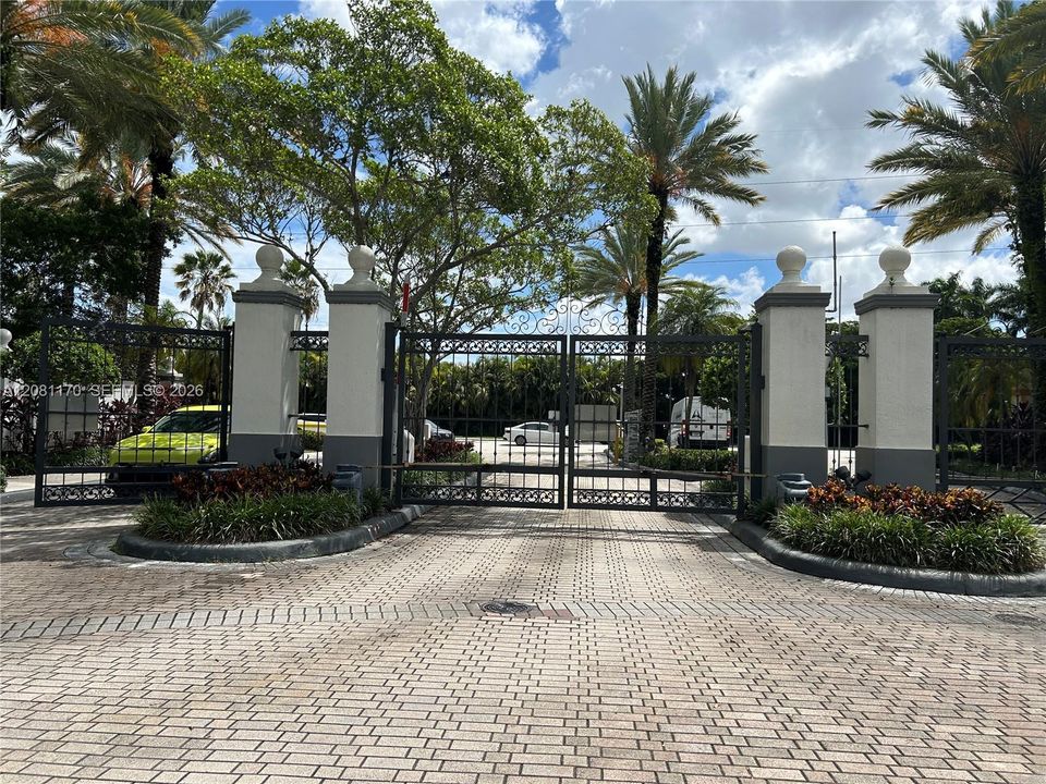 For Rent: $2,700 (2 beds, 2 baths, 994 Square Feet)