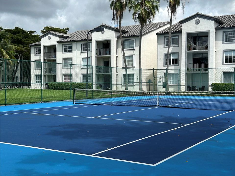 For Rent: $2,700 (2 beds, 2 baths, 994 Square Feet)