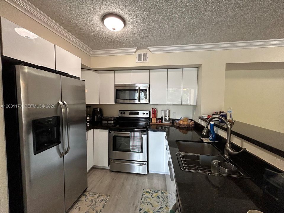 For Rent: $2,700 (2 beds, 2 baths, 994 Square Feet)