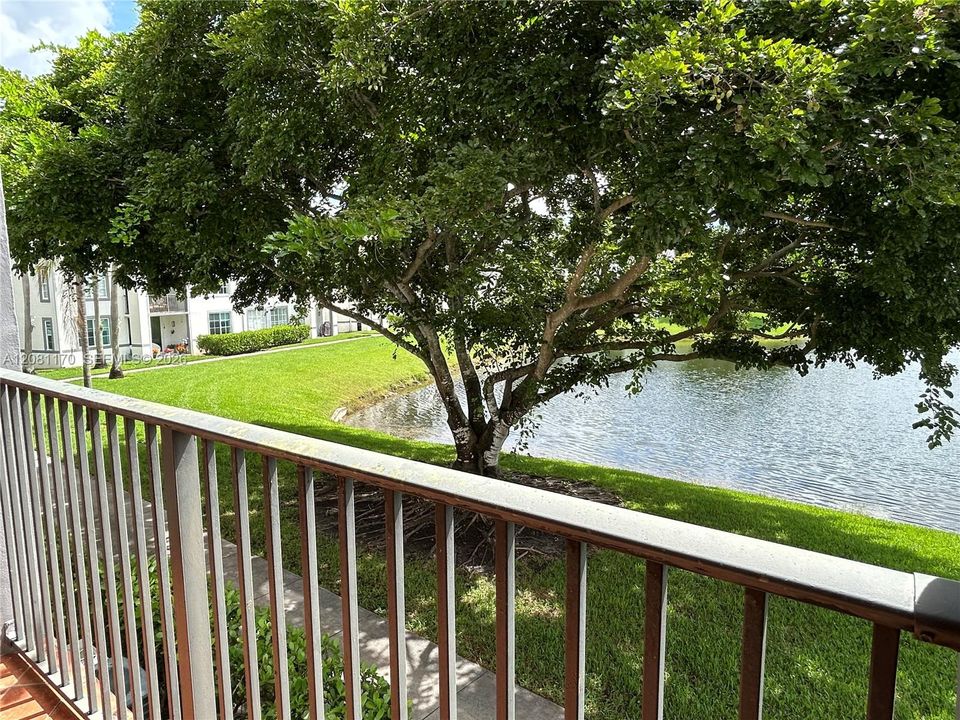 For Rent: $2,700 (2 beds, 2 baths, 994 Square Feet)
