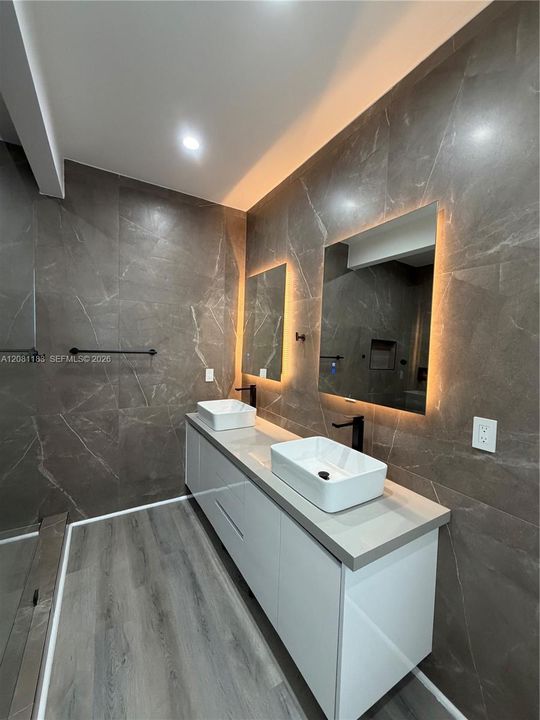 For Rent: $4,700 (4 beds, 2 baths, 2006 Square Feet)