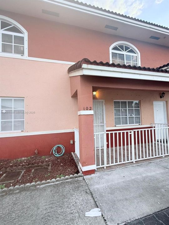 В аренду: $2,400 (2 спален, 2 ванн, 960 Квадратных фут)