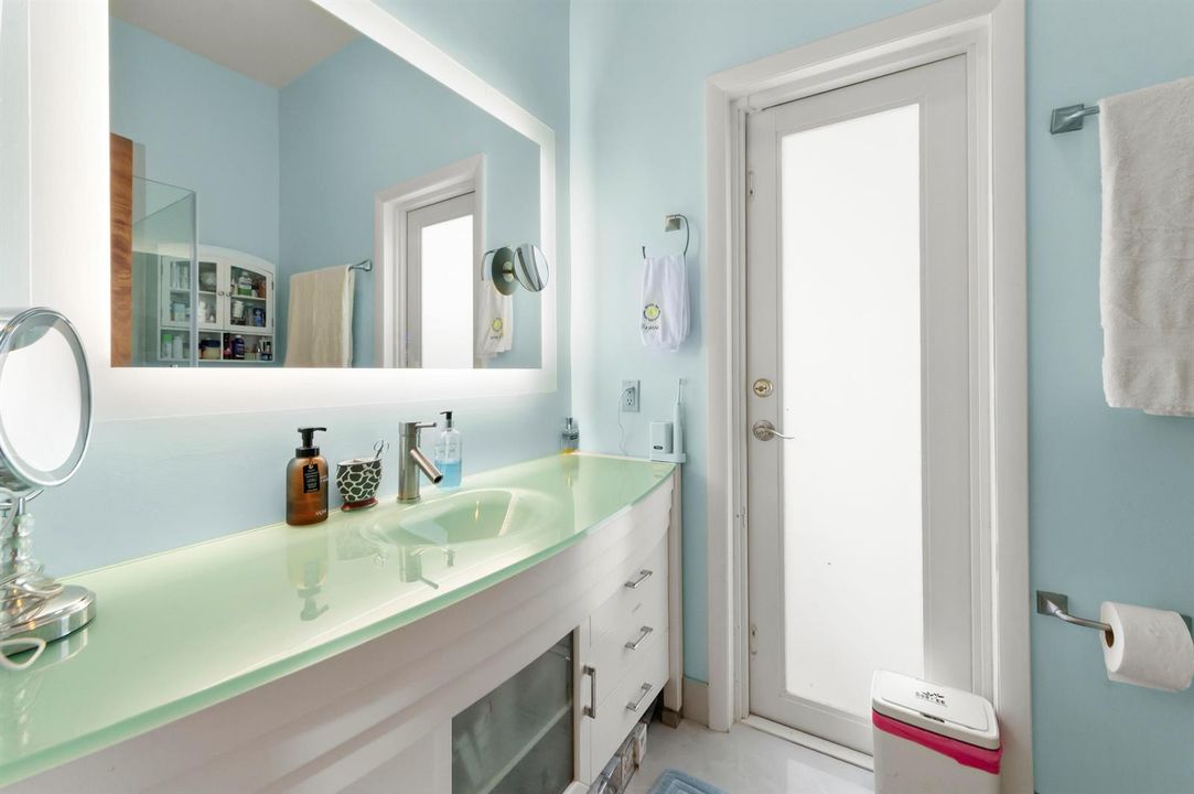 16 Bathroom 02