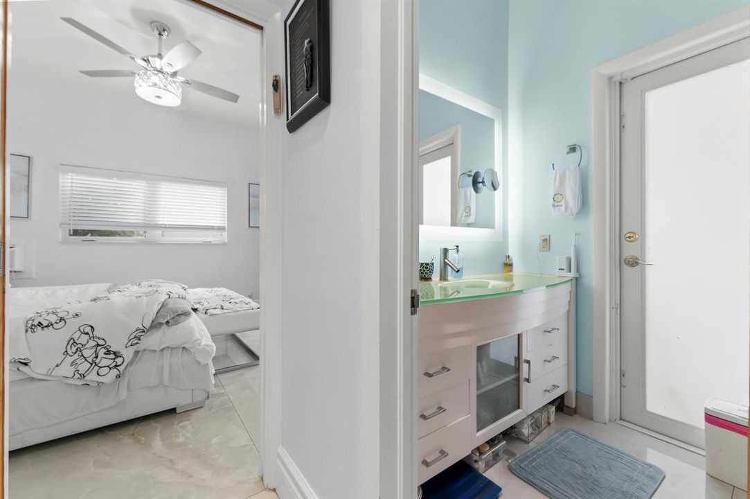 16 Bathroom 01