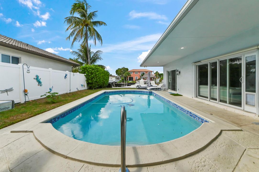 32 Swimming Pool 01