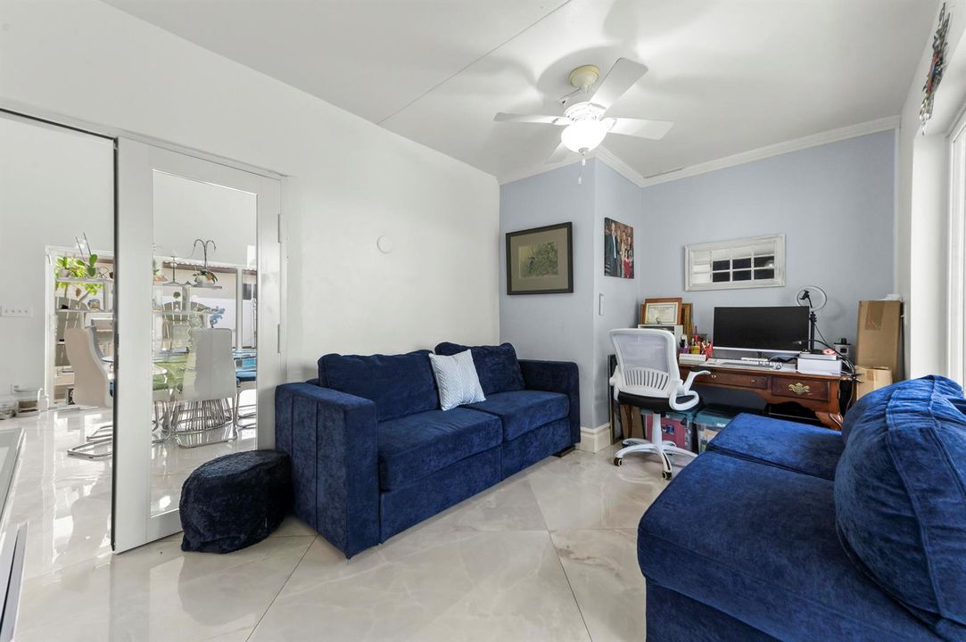 30 Family Room 01