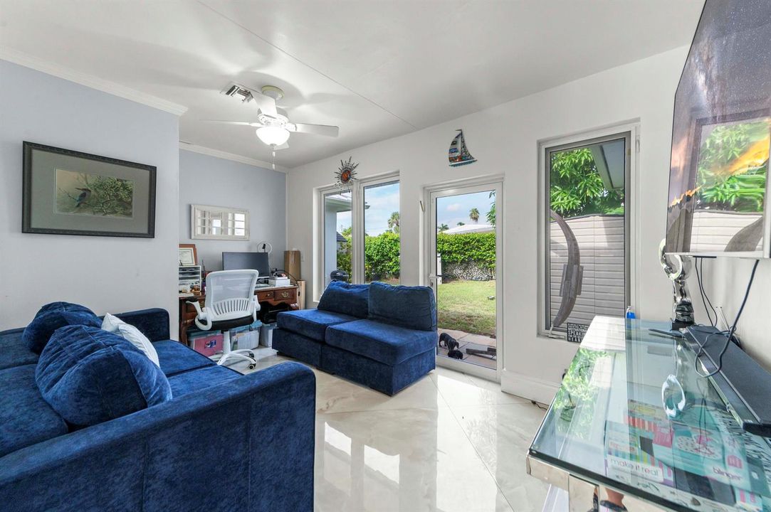 31 Family Room 02