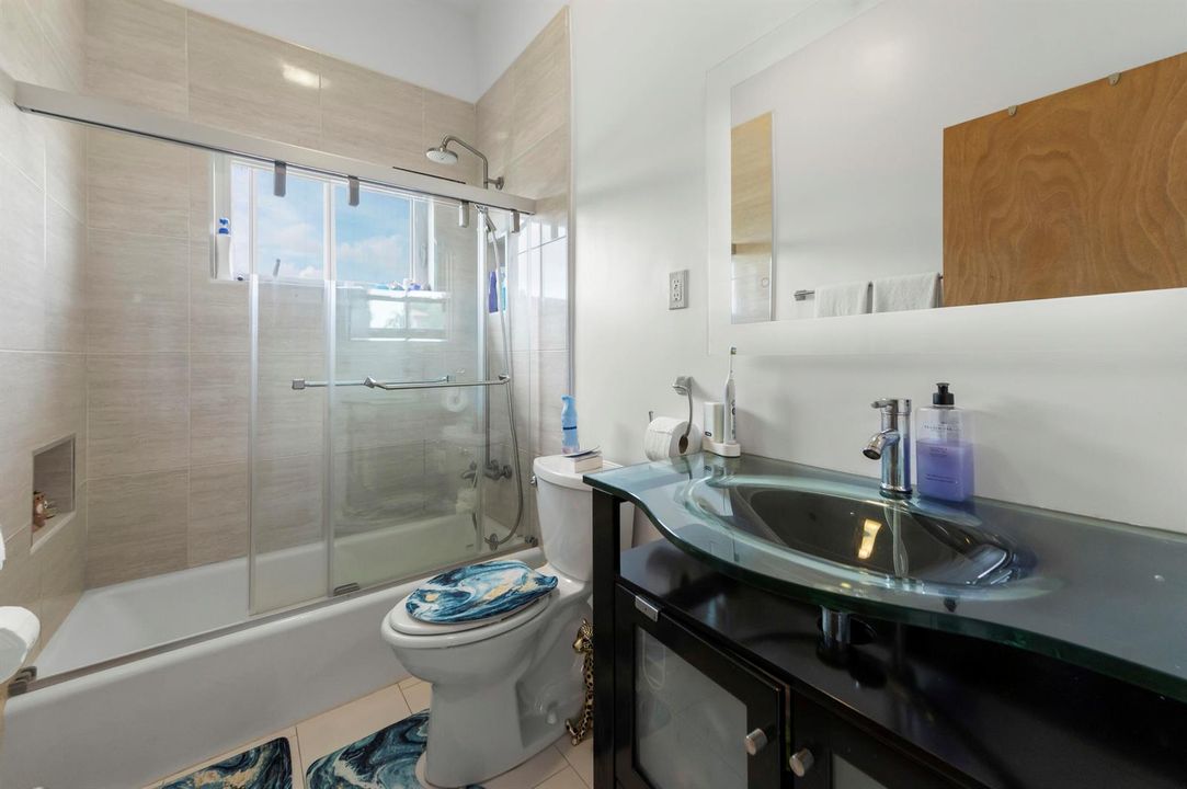 21 Bathroom 01