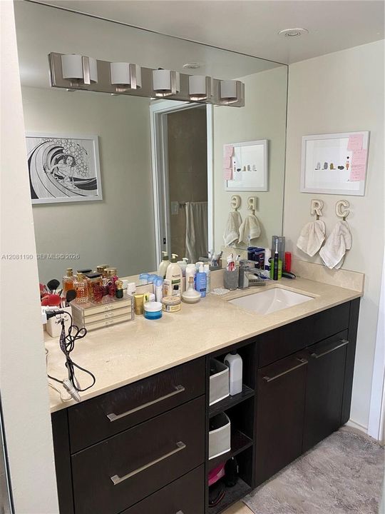 For Rent: $3,100 (1 beds, 2 baths, 1064 Square Feet)