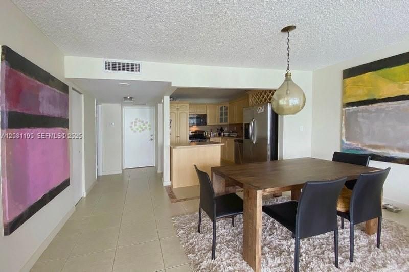 For Rent: $3,100 (1 beds, 2 baths, 1064 Square Feet)